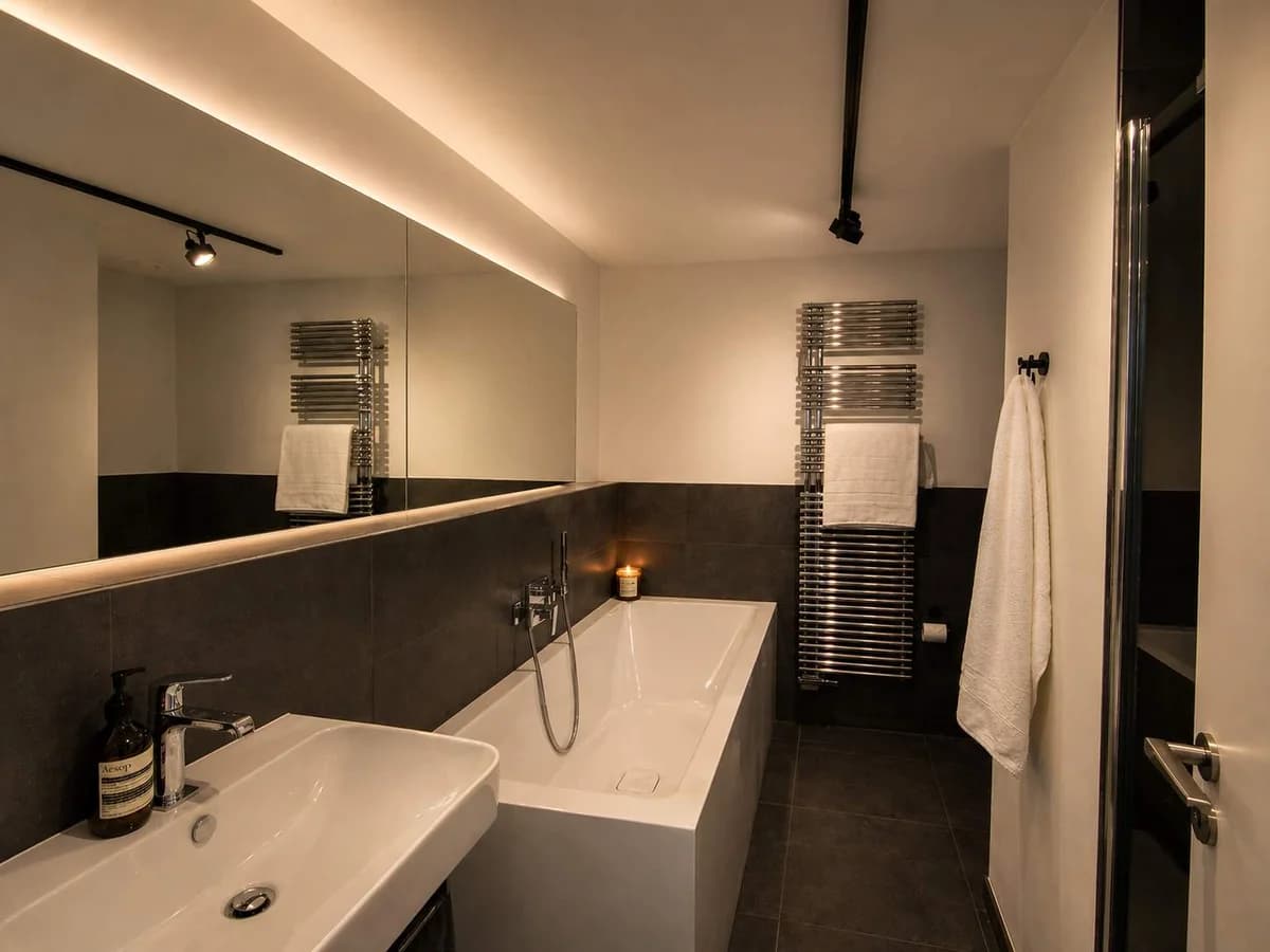 Master bathroom with bathtub, Grand Tower Frankfurt