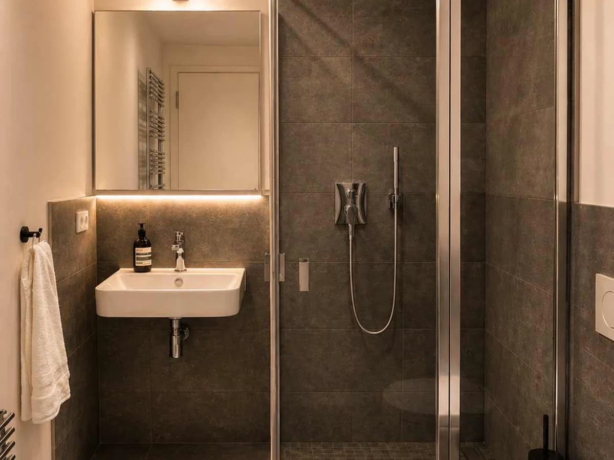 Second bathroom with walk-in shower, Grand Tower Frankfurt